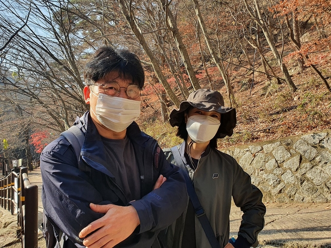 14일 김희돈 부산일보 기자는 부인과 정상인 문장대까지 오르기로 목표를 정했다. 14일 김희돈 부산일보 기자는 부인과 정상인 문장대까지 오르기로 목표를 정했다.